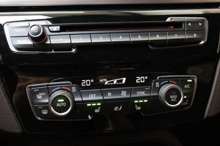 BMW X1 sDrive20i High Executive xLine Automaat  / Navigatiesysteem Plus / Trekhaak / Achteruitrijcamera / Leder / Head-Up Display / 18 Inch / 18 Inch / Stoelverwarming / Extra Getint Glas / Lichtpakket / 23
