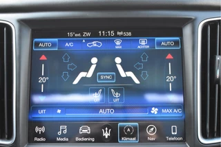 Maserati Levante 3.0 V6 AWD GranLusso 350 pk Facelift Driver ass.Pack 1 | Open dak | Harman/Kardon | Camera | Luchtvering | Carplay | Keyless | DAB | Full LED | 20" / 63