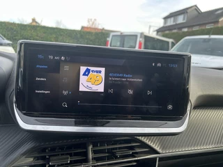 Peugeot 2008 1.2 Turbo 100 PK Allure | Nieuwste Model | Navigatie via Telefoon | LED Verlichting | Cruise Control | Hoge Zitpositie | Parkeersensoren | DAB | Digitaal Dashboard | Half Lederen stoelen | Lichtmetalen Velgen 17 inch | / 13