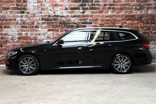 BMW 3 Serie Touring 320i High Executive M Sport Pakket Automaat  / Live Cockpit Professional / Leder / Achteruitrijcamera / DAB / Stoelverwarming / Hifi / Ambiance Verlichting / 18 Inch / LED / Chrome Line / Parkeersensoren voor+achter / Climate Control / 4