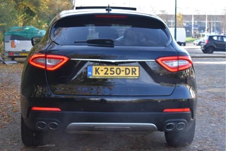 Maserati Levante 3.0 V6 AWD GranLusso 350 pk Facelift Driver ass.Pack 1 | Open dak | Harman/Kardon | Camera | Luchtvering | Carplay | Keyless | DAB | Full LED | 20" / 7