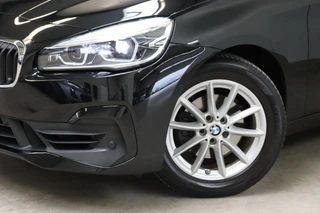 BMW 2 Serie Active Tourer 220i Executive Automaat  / Navigatiesysteem / Adaptieve LED koplampen / Hifi / Stoelverwarming / 16 Inch / Parkeersensoren voor+achter / Bluetooth / Cruise Control / Elektrische Achterklep / Verstelbare Achterbank / 9