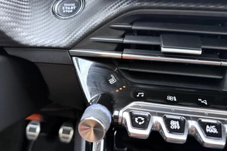 Peugeot 208 1.2T 100pk GT | Afneembare Trekhaak | Achteruitrijcamera | Panoramadak | Cruise control | Airco | Stoelverwarming | Climate control | Interieurverlichting | Stuurbediening | Sportstuurwiel | / 30