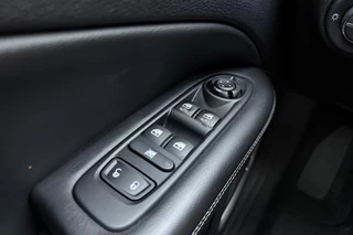 Jeep Compass 4xe 240 Plug-in Hybrid Electric S | Navigatie | Lederen bekleding | Panoramisch schuifdak | Keyless | Stoelverwarming | Zwart dak / 21