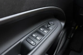 Jeep Avenger 1.2 e-Hybrid 110pk Black Edition | 8 Jaar Fabrieksgarantie | Panoramadak | Keyless | Navigatie | JBL audio | Elektrische kofferklep | Adaptieve cruise control | Stoelverwarming / 19