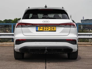 Audi Q4 e-tron 40 Launch edition S Competition 77 kWh | Trekhaak | HUD | Warmtepomp | ACC | Matrix LED | Leder | Keyless | Camera | Sonos audio | 20" | Dealeronderhouden / 7
