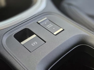 Jeep Avenger Altitude 54 kWh | 20'' Brute velgen | Apple-Android | Stoelverwarming / 25