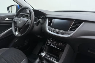 Opel Grandland X 1.2 Turbo Business Executive | Electrische achterklep | Navigatie | Camera | Half lederen bekleding | DAB radio | Apple Carplay | Extra getint glas / 17