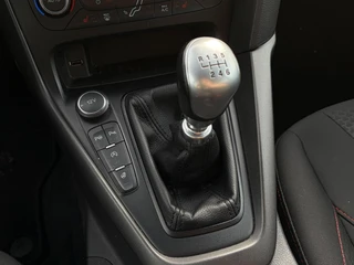 Ford Focus Wagon 1.5 Titanium NAVI - STOELVERWARMING / 18