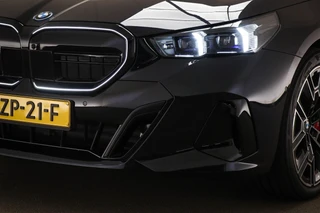 BMW 5-serie Touring 550e xDrive | INNOVATION / M SPORT PRO- PACK | PANORAMADAK | HEAD UP | STUURVERWARMING | 360 CAMERA | 20" / 22
