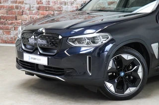 BMW iX3 High Executive 80 kWh Automaat  / Driving Assistant Professional / SOH 97% / Live Cockpit Professional / Trekhaak / Panoramadak / Adaptief Onderstel / Leder / Harman Kardon / Shadow Line / Head-Up Display / Adaptieve LED-koplampen / DAB / 20 Inch / 2