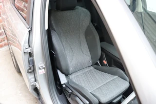 BMW X1 sDrive20i Executive Automaat  / Navigatiesyteem / Panoramadak / Achteruitrijcamera / DAB / Extra Getint Glas / 17 Inch / Dakdraagsysteem / Travelpack / DAB / Sportstoelen / Parkeersensoren voor+achter / 17