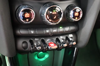 MINI Cooper S Cabrio Chili Automaat  / Navigatiesysteem / Leder / Climate Control / Harman Kardon / Parkeersensoren / LED / Sportstoelen / Windscherm / Cruise Control / 17 Inch / Lichtpakket / Bluetooth / 27
