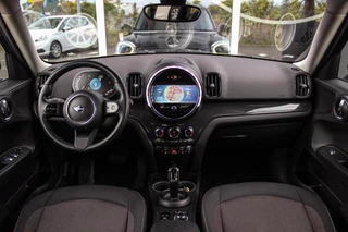 MINI Countryman 1.5 Cooper Essential | 1e eigenaar | NL auto | Driving Assistant | Camera | Sportstuur | Keyless entry | Stoelverwarming | LED | Carplay | DAB | Navigatie | PDC / 4