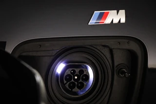 BMW 5-serie Touring 550e xDrive | INNOVATION / M SPORT PRO- PACK | PANORAMADAK | HEAD UP | STUURVERWARMING | 360 CAMERA | 20" / 25