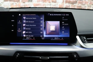 BMW X1 sDrive20i Executive M Sport Pakket Automaat  / Live Cockpit Professional / Shadow Line / Comfort Access / Head-Up Display / Adaptieve LED / 18 Inch / Parking Assistant Plus / Innovation Pack / Elektrisch Verstelbare Voorstoelen / Extra Getint Glas / 33