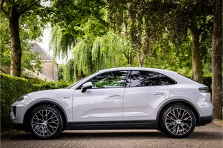 Porsche Macan 4 100 kWh  Pano Luchtvering Sport Chrono Matrix Passenger Display / 4