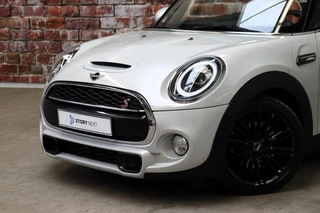 MINI Cooper S Cabrio Chili Automaat  / Navigatiesysteem / Leder / Climate Control / Harman Kardon / Parkeersensoren / LED / Sportstoelen / Windscherm / Cruise Control / 17 Inch / Lichtpakket / Bluetooth / 2