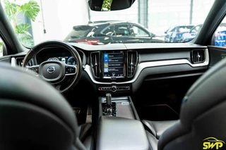 Volvo XC60 2.0 T8 Twin Engine AWD R-Design | Pano | Trekhaak zwenkbaar | Navi | Cam / 4