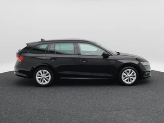 Skoda Octavia Combi 1.5 TSi 150 Pk First Edition | Stoelverwarming | Camera | Cruise Control | Navigatie | CarPlay | Matrix LED | 17 Inch | 60.639 Km !! / 7