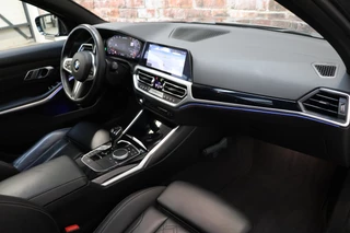 BMW 3 Serie Touring M340i xDrive High Executive M Sport Pakket Automaat  / Live Cockpit Professional / Panoramadak / Trekhaak / Individual Leder Merino / Driving Assistant / M Sport Differentieel / Harman Kardon / M Adaptief Onderstel / Safety Pack / Head-Up Display / 19 Inch / Stoelverwarming voor+achter / 23