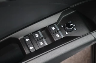 Audi Q4 Sportback e-tron 40 S edition 77 kWh SOH 93% Trekhaak Camera HUD Sonos Panoramadak Stoelverwarming Navigatie S-Line / 19