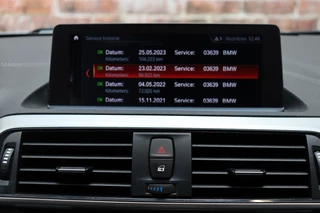 BMW 1 Series 118i Executive Sport Line Automaat 5 deurs / Navigatie Professional / LED / Trekhaak / Climate Control / 17 Inch / Bluetooth / Sportstoelen / Parkeersensoren / Lichtpakket / Cruise Control / Stoelverwarming / Neerklapbare Achterbank / 25