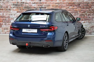 BMW 5 Serie Touring 530e High Executive M Sport Pakket Automaat  / Live Cockpit Professional / SOH 87% / Panoramadak / Trekhaak / Driving Assistant Professional / Comfortstoelen / Laserlight / Head-Up Display / Adaptief Onderstel / DAB / Parking Assistant / Hifi / 5