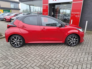 Toyota Yaris 1.5 HYBRID EXECUTIVE HEAD-UP STOELVERWARMING BI-TONE PARK-SENSOREN HALF-LEDER 17"LM-VELGEN PRIVACY-GLASS / 9