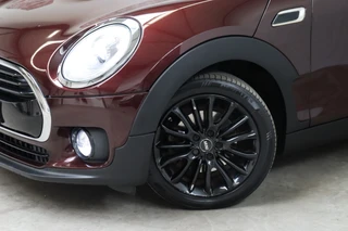 MINI Clubman Cooper Serious Business / Navigatiesysteem Professional / Panoramadak / Harman Kardon / Climate Control / 17 Inch / LED-koplampen / Parkeersensoren / Cruise Control / Lichtpakket / 9