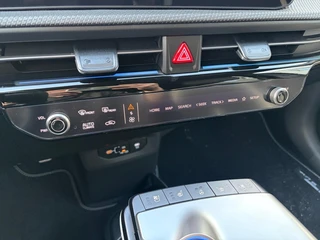 Kia EV6 GT-Line Business Edition 84 kWh | Rijdende Demo ! | Draadloos Apple Carplay / Android Auto | Navigatiesysteem | Elektrisch Verstelbare voorstoelen | Licht + Regensensor | Stoelverwarming+ Stoelkoeling  | Stuurverwarming | Elektrisch Bedienbare Achterklep | 19"Lichtmetalen Velgen | Lederen Bekleding. / 22