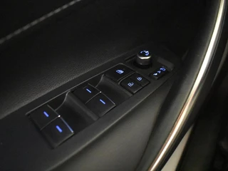 Toyota Corolla 1.8 Hybrid Smart Bi Tone | Head-up | Trekhaak | Stoelverw. / 28