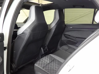 Volkswagen Golf 1.5 eTSI 130pk 7-DSG R-line / 17