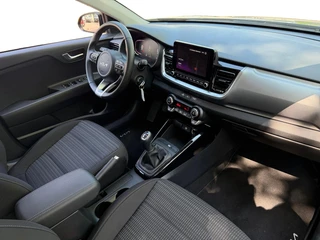 Kia Stonic 1.0 T-GDi MHEV DynamicLine Navigatie | Climate Control | Cruise Control | Apple CarPlay & Android Auto | Resterende fabrieksgarantie TM 150.000 KM | 2035 / 10