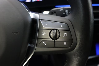 BMW X1 sDrive18i High Executive Automaat  / Widescreen Display / Stoelverwarming / Leder / Climate Control / Driving Assistant Plus / Cruise Control / Leder / Achteruitrijcamera / 17 Inch / Adaptieve LED koplampen / 36