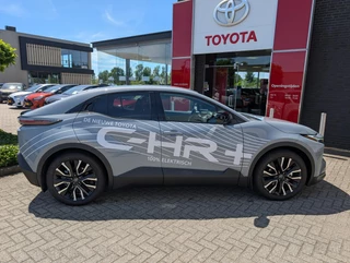 Toyota C-HR+ FIRST EDITION 77KWH 20" VELGEN WARMTEPOMP EL-ACHTERKLEP PRIVACY-GLASS 18"LMV BLIND SPOT STOELVERW. P-SENSOREN / 4