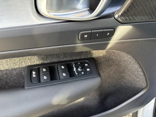 Volvo XC40 1.5 T4 Plug-in hybrid Plus Dark / Panorama-dak / Harman-Kardon / camera / stuur en stoel verwarming / 14