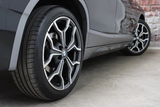 BMW X2 sDrive20i High Executive M Sport Pakket Automaat  / Navigatiesysteem Plus / Leder / Panoramadak / Stoelverwarming / LED / Harman Kardon / 19 Inch / Head-Up Display / Parkeersensoren voor+achter / Climate Control / Shadow Line / 7