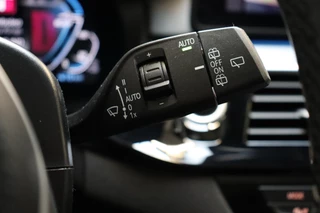 BMW 5 Serie Touring 530e High Executive M Sport Pakket Automaat  / Live Cockpit Professional / SOH 87% / Panoramadak / Trekhaak / Driving Assistant Professional / Comfortstoelen / Laserlight / Head-Up Display / Adaptief Onderstel / DAB / Parking Assistant / Hifi / 49