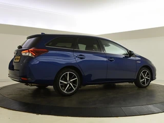 Toyota Auris Touring Sports 1.8 Hybrid Team D / 2