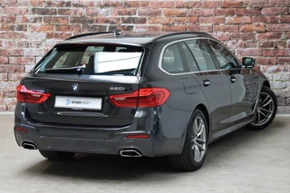 BMW 5 Series Touring 520i High Executive M Sport Pakket Automaat  / Navigatiesysteem Professional / Adaptieve LED-koplamp / Hifi / Climate Control / Parkeersensoren / Sfeerverlichting / Chrome Line / Sportstoelen / Cruise Control / Stoelverwarming / 5