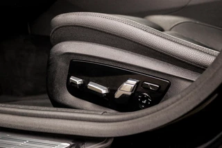 BMW 5-serie M550d xDrive High Executive | 2e eigenaar | Driving Assistant Plus | Innovation pakket | Stoelverwarming & -ventilatie | Stuurverwarming | Harman-kardon | 360 camera / 52