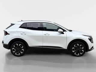 Kia Sportage 1.6 T-GDi Plug-in Hybrid AWD DynamicLine Luxury | Apple Carplay / Android Auto | Navigatiesysteem | Stoel + Stuurverwarming | Elektrisch Verstelbare Bestuurdersstoel | Licht + Regensensor | Parkeersensoren Voor + Achter | Camera Achter | Cruise Control Adaptief | Rijstrooksensor + Correctie | 19"Lichtmetalen Velgen / 5