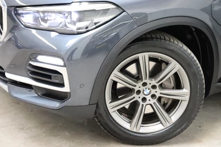 BMW X5 xDrive45e High Executive xLine Automaat  / Panoramadak / SOH 82% / Live Cockpit Professional / Trekhaak / Luchtvering / Stoelventilatie / Personal CoPilot Pack /  Comfortstoelen / Nappa Leder / Harman Kardon / Stoelverwarming / Head-Up Display / Active Steering / Individual Dashboard Leder / 10