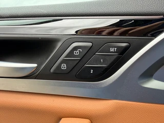 BMW IX3 M SPORT pakket 80 kWh, panoramadak, SOH 98,2 %,vol opties, 1 e eigenaar,conjac sport leder, Origineel NL auto met nap / 30