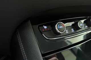 Opel Grandland X 1.6 Turbo 300pk Hybrid4 Elegance | Navigatie | Keyless | Camera | Parelmoer kleur | Electrische achterklep | Lichtmetalen velgen | AGR Comfortstoelen | Voorruitverwarming | Zwart dak / 32