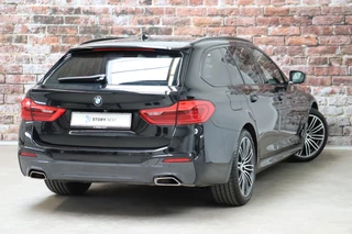 BMW 5 Series Touring 520i High Executive M Sport Pakket Automaat  / Live Cockpit Professional / Driving Assistant / Head-Up Display / Comfortstoelen / Achteruitrijcamera /  19 Inch / Exklusivleder 'Nappa' / DAB / Stoelverwarming / Hifi / Extra Getint Glas / Ambiance Verlichting / 5