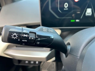 Kia EV4 Hatchback GT-PlusLine 81.4 kWh | Schuif/kanteldak | Lederen bekleding | 360 Graden camera | Head up display | Elektrische achterklep | Elektrische stoel verstelling met geheugen | Stoel verwarming + ventilatie voor | Dodehoek camera | Draadloze oplader / 25