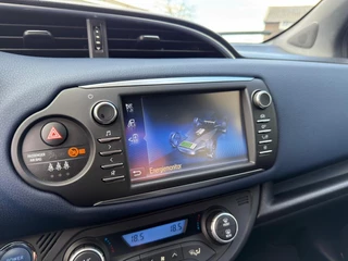 Toyota Yaris 1.5 Hybrid Bi-Tone Camera | Cruise control | NAP / 18