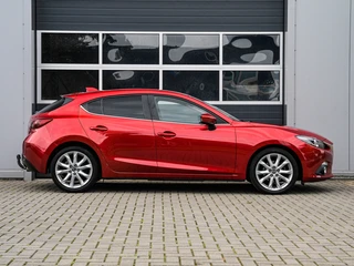 Mazda 3 2.0 GT-M | Leder | Xenon | Keyless | Head-up display | Bose | Trekhaak | PDC v+a | Stoelverwarming / 17